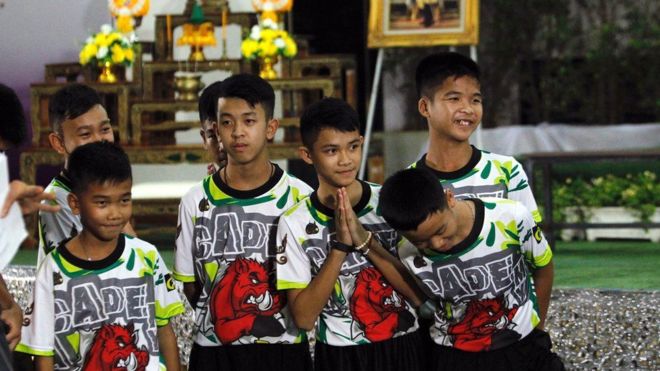 Niños de la cueva de Tailandia se convierten en monjes