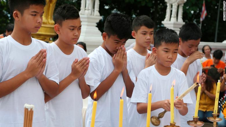 Niños de la cueva de Tailandia se convierten en monjes