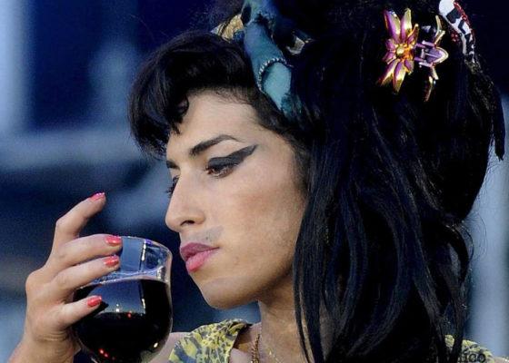 La cantante británica Amy Winehouse quien destacaba entre los géneros musicales el Jazz, R&B y el Blues La cantante británica Amy Winehouse quien destacaba entre los géneros musicales el Jazz, R&B y el Blues