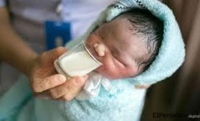 Venezuela: Enfermeras alimentan a bebes recién nacidos con vasos por la escasez de teteros 1 Venezuela