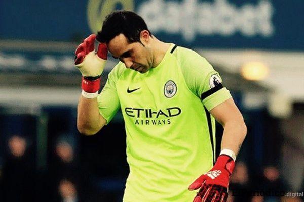 El Manchester City confirma la lesión de Claudio Bravo 1 El Manchester City confirmó que el guardameta chileno Claudio Bravo sufrió una ruptura en el Tendón de Aquiles de su pierna izquierda