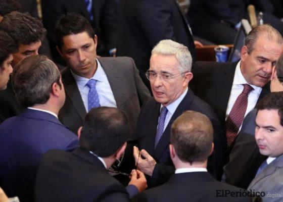 Ex presidente de Colombia, Álvaro Uribe, no renunciará al Senado 1 Álvaro Uribe seguirá formando parte del Senado en Colombia, así lo dio a conocer el día 1 agosto a traves de su cuenta twitter.