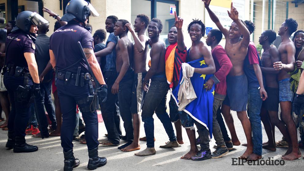 Inmigrantes saltan la Valla fronteriza de Ceuta y arremeten contra Guardias Civiles 1 Un poco más de 100 inmigrantes han logrado saltar la valla fronteriza de Ceuta, en el hecho resultaron heridos 7 Guardias Civiles.