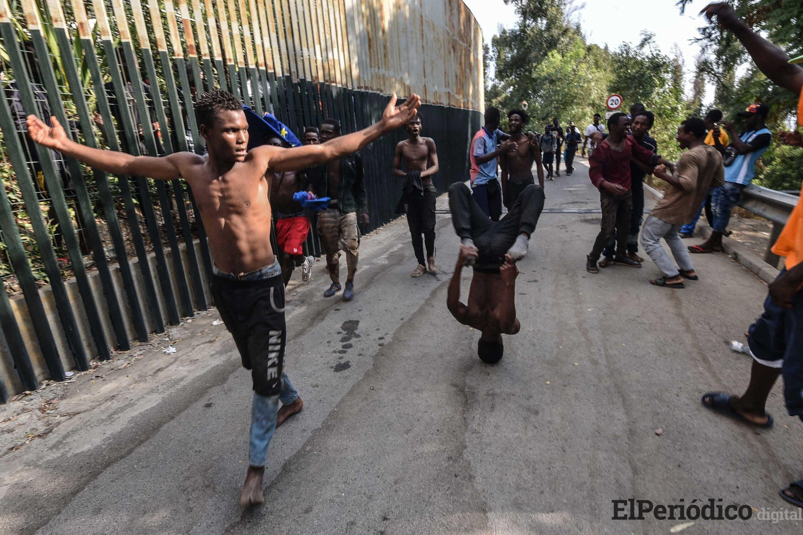 Inmimgrantes Un poco más de 100 inmigrantes han logrado saltar la valla fronteriza de Ceuta, en el hecho resultaron heridos 7 Guardias Civiles.