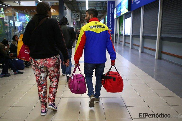 Venezolanos procedentes de Perú llegan al país por ser victimas de xenofobia 1