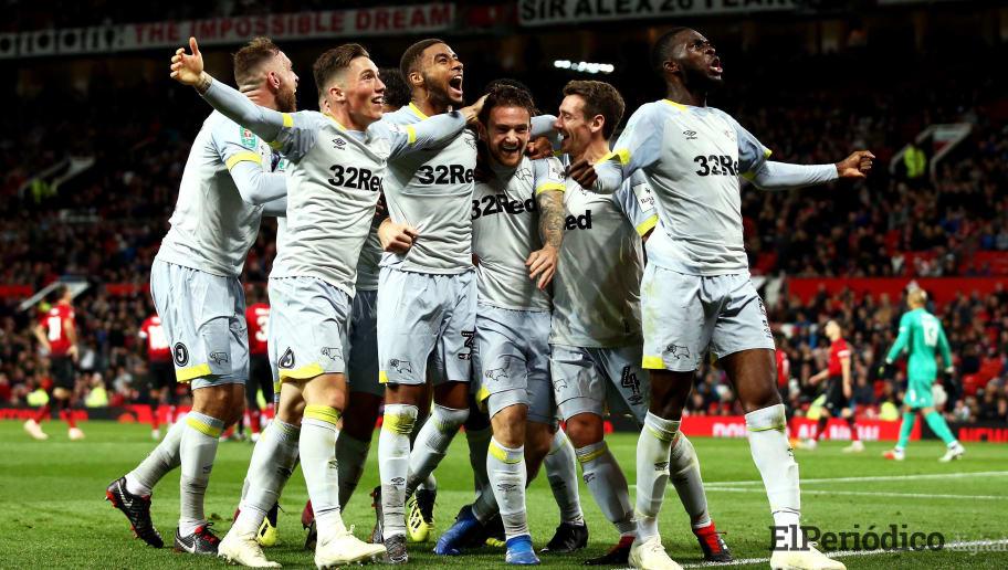 Manchester United cae en tanda de penales ante el Derby County 2 Tras empatar en el tiempo reglamentario, el Derby County derrota en los tiros penales al Manchester United, logrando clasificar a la siguiente ronda.