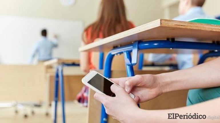 Gobierno de España estudia prohibir los móviles en las escuelas España