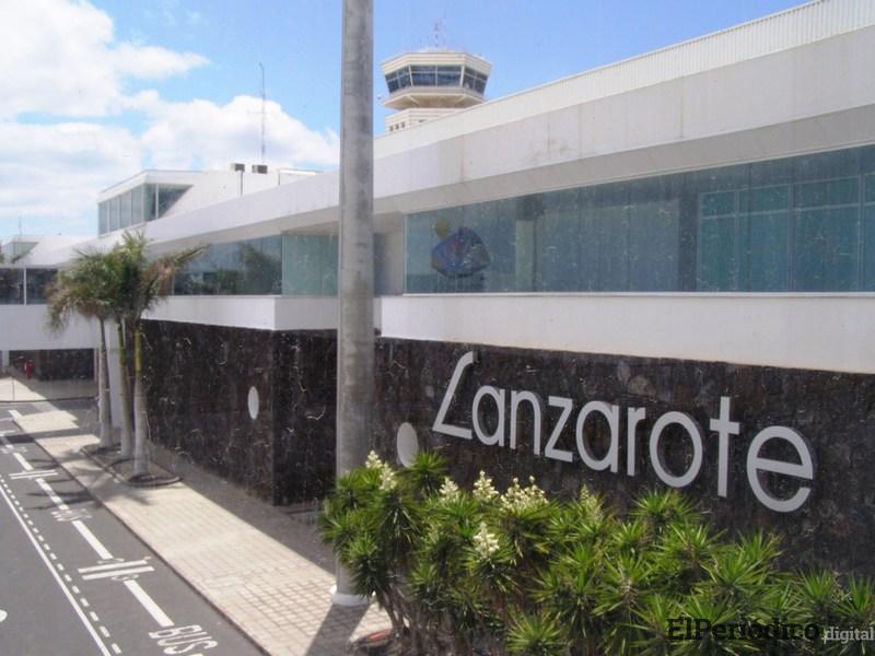 Un padre lanza a su hijo de 2 años al suelo durante una disputa en el aeropuerto Un padre lanza a su hijo de 2 años al suelo durante una disputa en el aeropuerto