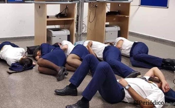 tripulacion de ryanair durmiendo en el suelo