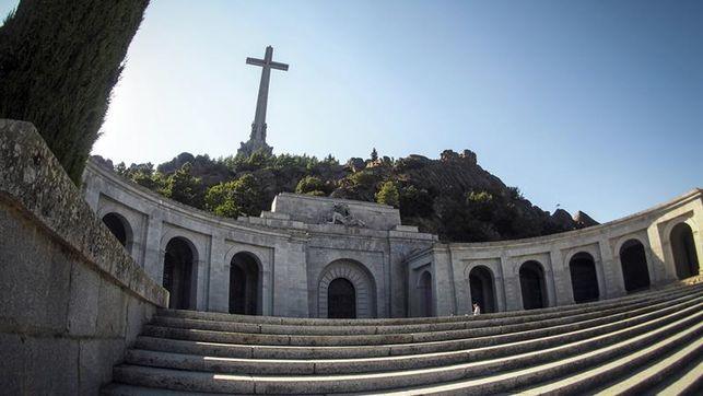 Manifestantes-exhumacion-Franco-Valle-CaidosEDIIMA20181118027724.jpg