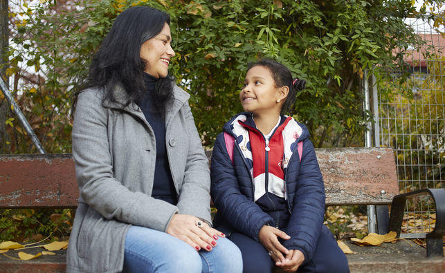 Marta y su hija Marilyn, que estudia en el CEIP Aravaca. / Patricia Garcinuño