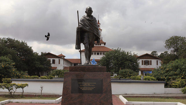 Universidad de Ghana retira una estatua de Gandhi por considerarlo racista 3
