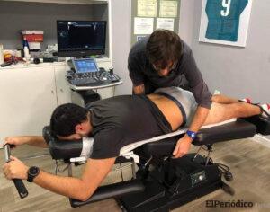 dani reig dando una sesion de fisioterapia en jaén