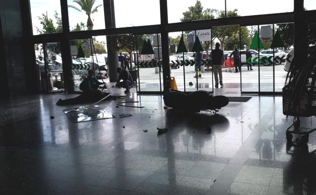 Pierde el control de su coche y arrolla a una Pierde el control de su coche y arrolla a una vigilante de seguridad de La Cañada