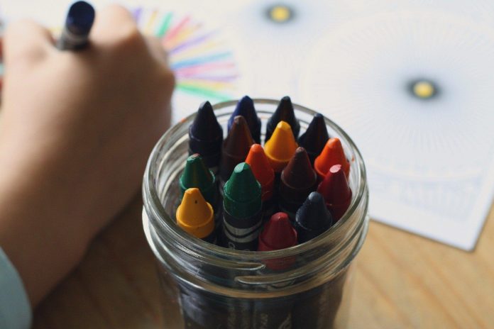 crayons-1445054_1920 adjudicacion guarderia