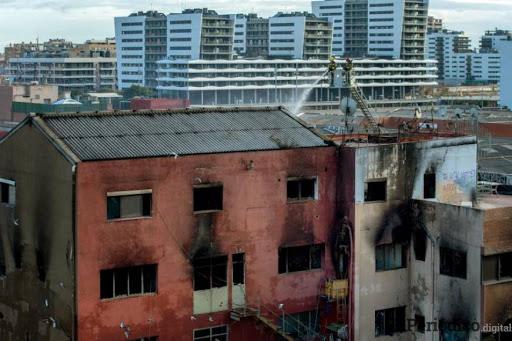 Un incendio en Badalona en una nave industrial okupada deja al menos tres muertos y 23 heridos, de los cuales tres críticos