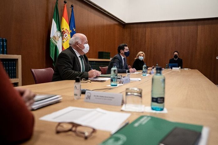 La Junta ha confinado las ocho provincias y los municipios, teniendo una tasa de más de 500 contagios