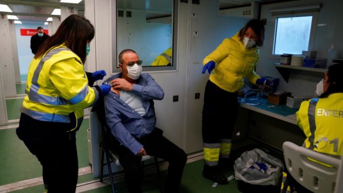 Un hijo ha denunciado que su padre falleció después de haber recibido la segunda dosis de la vacuna en contra del Covid