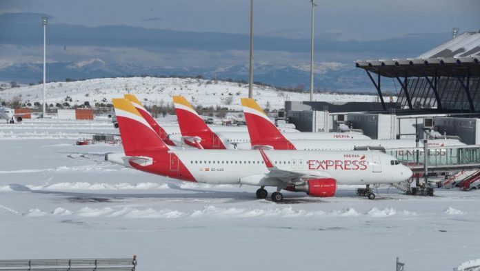 Han despegado los primeros vuelos desde el aeropuerto de Barajas y han sido restablecidas varias líneas de Cercanías de Madrid