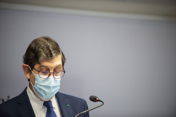 El escándalo de la vacunación del consejero murciano forzó su dimisión