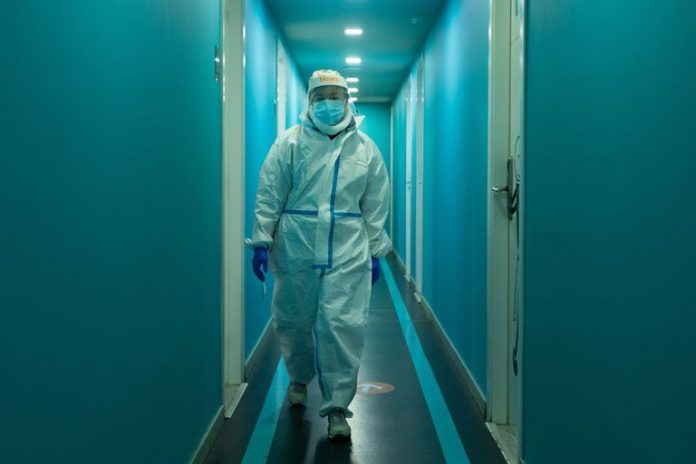 Se apresura la tercera ola en España, después de haberse registrado cerca de 25.500 nuevos casos y más de 400 fallecidos en un día