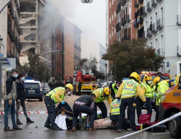 Tres fallecidos por la explosión en un edificio en el centro de Madrid