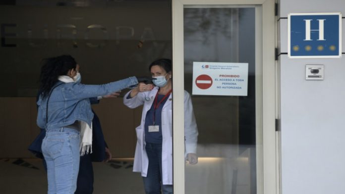 España registró nuevo récord de contagios en 24 horas con 41.579 y la incidencia acumulada continua subiendo hasta 736