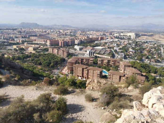 La Policía Nacional desaloja un centenar de jóvenes en alicante por incumplir las medidas de prevención sanitarias