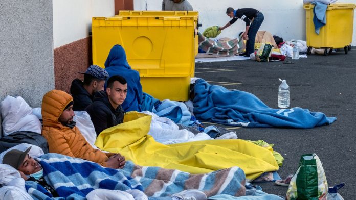 La Cruz Roja expulsa a 64 migrantes de un campamento en Las Palmas