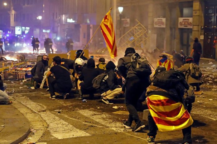 Malestar y frustración juvenil es el combustible de las protestas en Barcelona