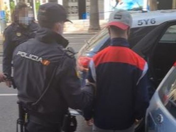 Siete hombres detenidos, cuatro de estos eran menores, después de haber dado una paliza a un joven de 16 años en la salida de un instituto