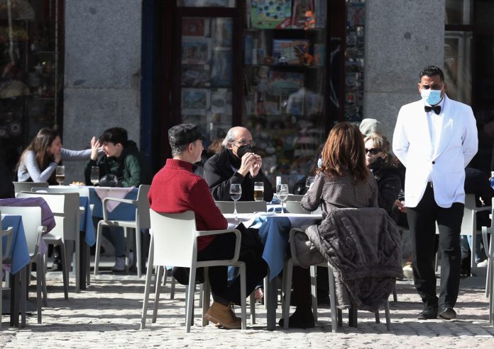 Madrid amplió de cuatro a seis los comensales por mesa en terrazas y obliga a llevar mascarilla en bares y restaurantes
