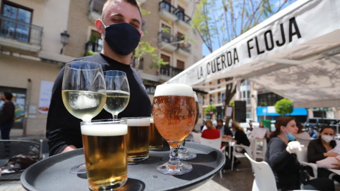 Juanma Moreno anunció que va a prohibir la venta de alcohol a partir de las 18.00 horas para que sea evitado el consumo en la calle