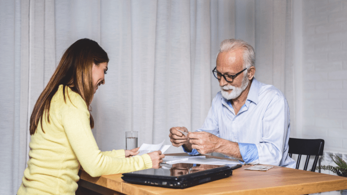 dos-personas-administrando-las-facturas