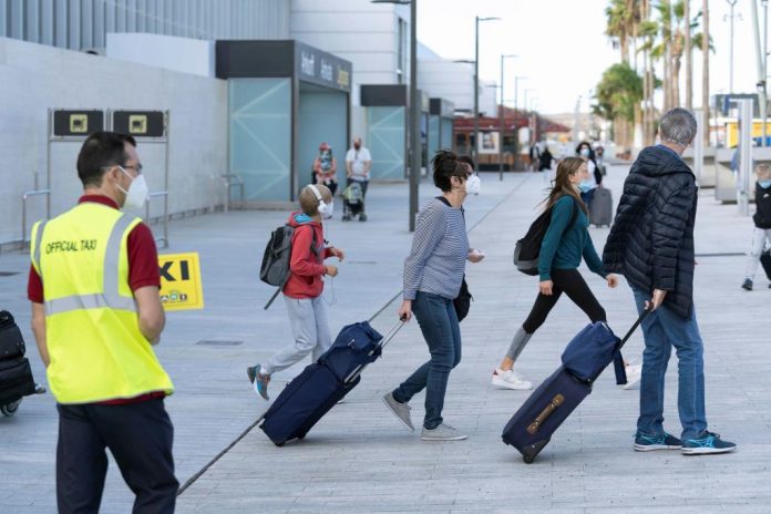 Canarias reactiva su turismo con británicos y alemanes sin blindaje anticovid