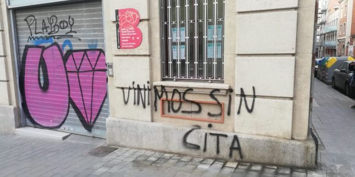 Pintada en una oficina de los servicios sociales de Barcelona, en marzo.
