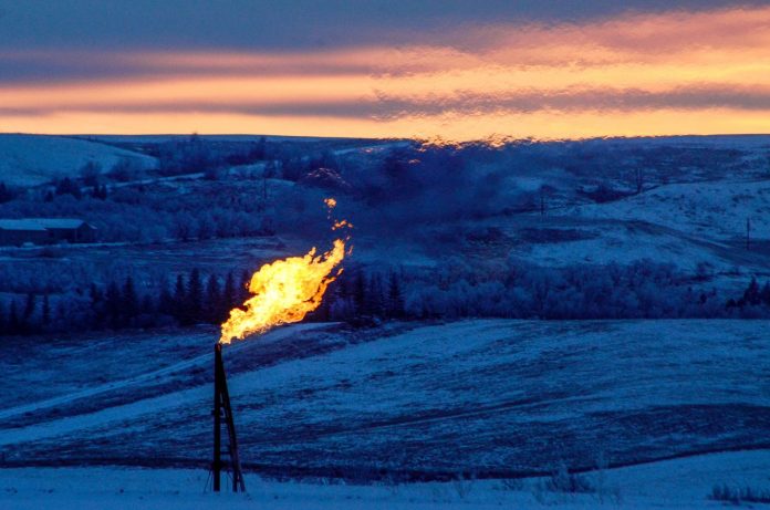 El precio del petróleo sube hasta niveles que tenía antes de la pandemia