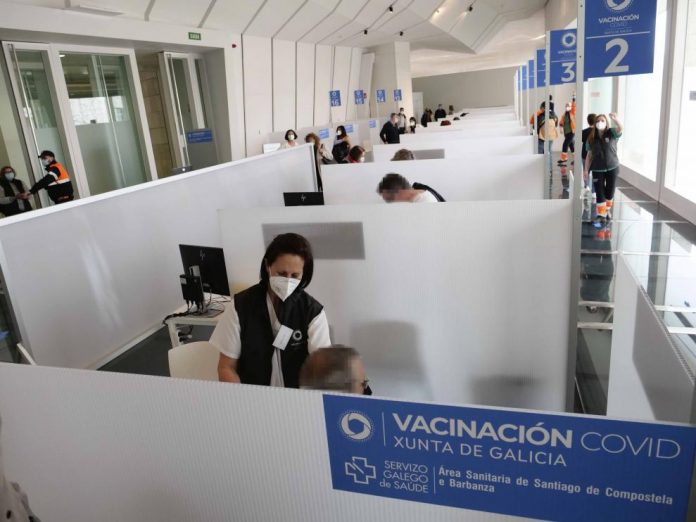 varias-personas-reciben-la-primera-dosis-de-la-vacuna-de-astrazeneca-contra-la-covid-19-en-la-cidade-da-cultura-de-santiago-de-compostela.jpeg