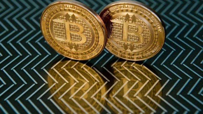 esta-foto-archivo-tomada-el-17-junio-2014-washington-dc-muestra-medallas-bitcoin-que-utilizan-tecnologia-operar-una-autoridad-central-o-bancos