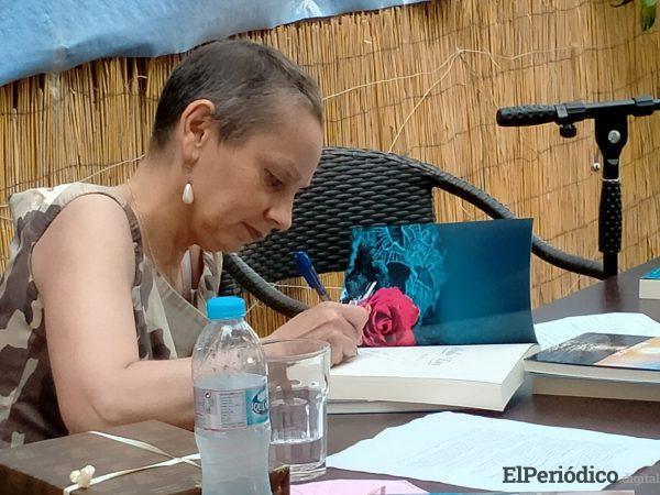 La escritora María Lucas homenajea a las mujeres que sufren cáncer de mama en su nuevo libro "Cuentos de luz y de agua" 3