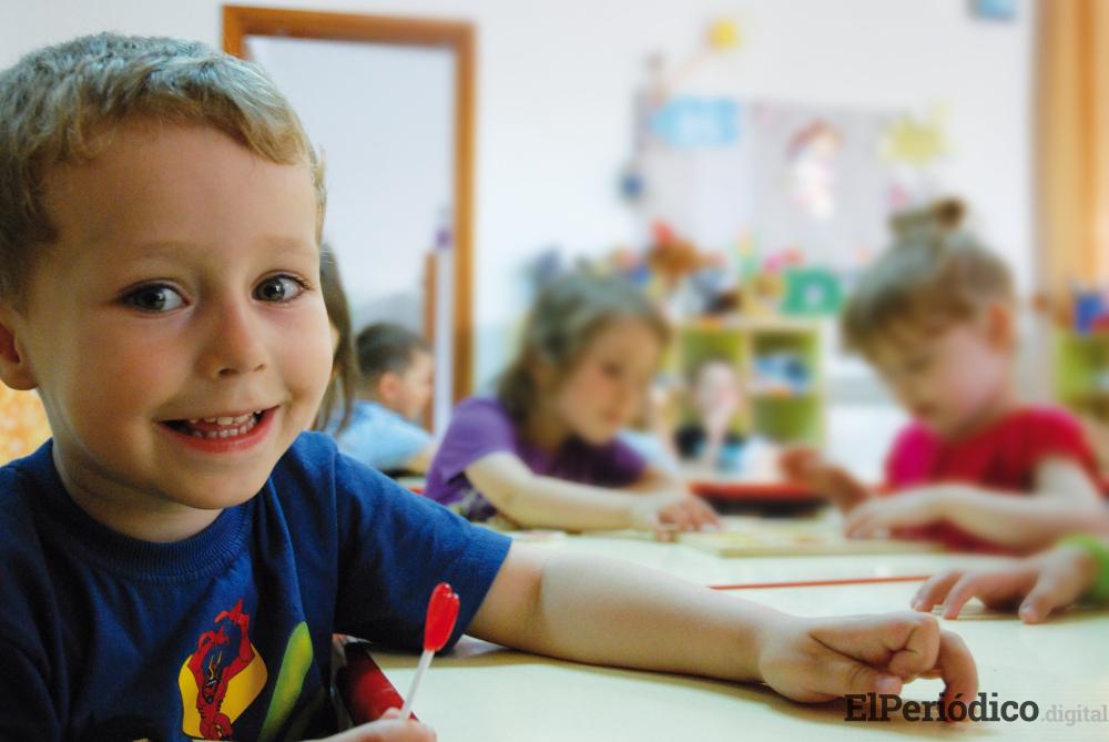 Tenemos que ayudar y proteger a la infancia 2 niño en el colegio