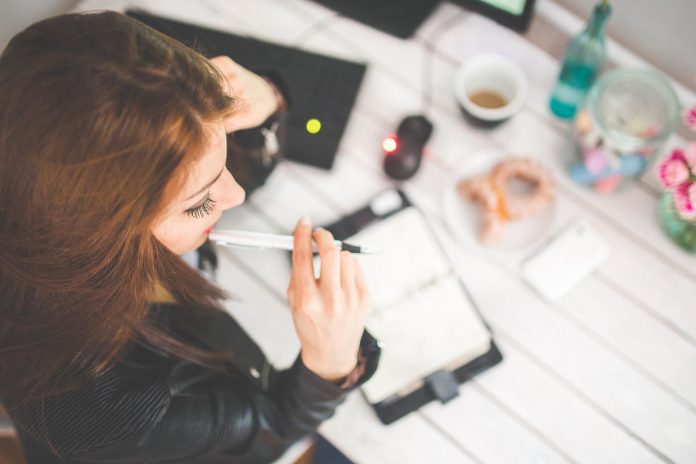 mujer estudiando turismo