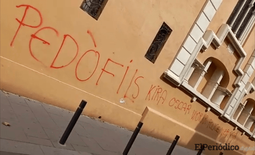 El Síndic pide investigar a la dirección del Manyanet Sant Andreu y Les Corts por presunto encubrimiento de pedofilia 2 Pintadas en la fachada del Manyanet Sant Andreu / CEDIDA