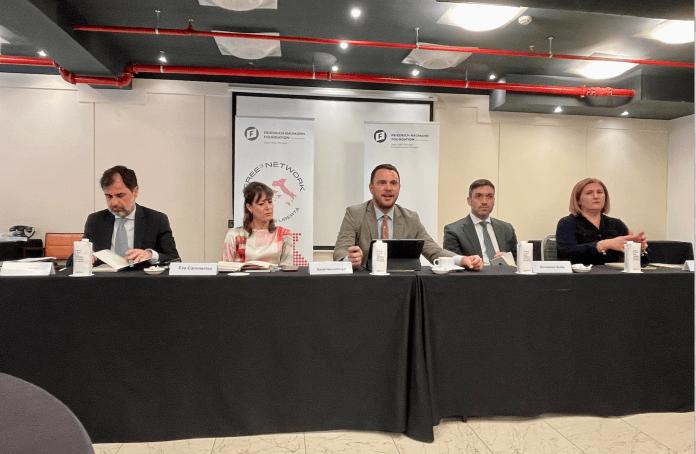 Representantes de la nueva red internacional