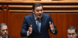 La abstención socialista a los presupuestos de Portugal da un respiro al Gobierno conservador