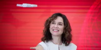 Isabel Díaz Ayuso reinventa el 'power suit' con la blazer más bonita de Zara que se va a agotar en minutos