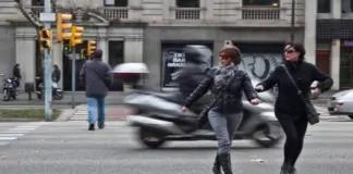 ¿Se puede cruzar un paso de cebra empujando la moto si está el semáforo en rojo para los vehículos?