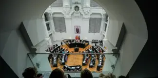 La lengua de signos llega al Pleno de Madrid: Cibeles tendrá un intérprete para personas sordas