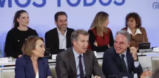 Feijóo señala que el Gobierno "se va a cocer en su propia hipocresía" | B. SARRIÁ