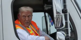 Trump llega a un mitin en un camión de basura tras la crítica de Biden